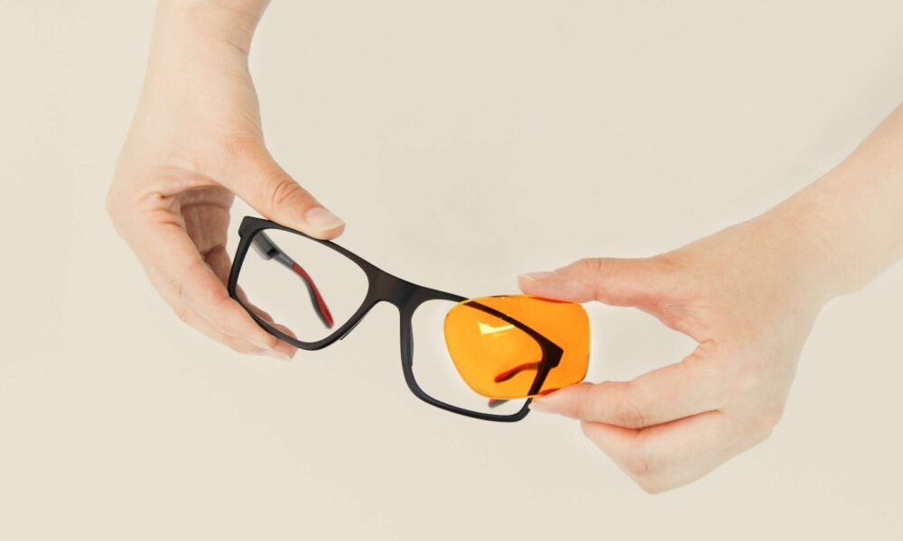 tinted-glasses-vs.-tinted-prescription-glasses:-why-customization-is-key